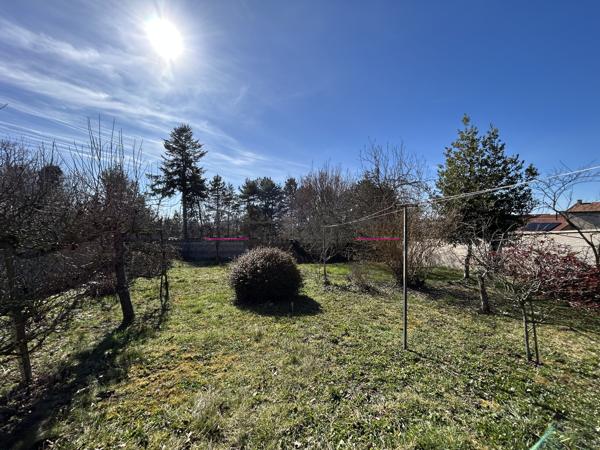 Maison élevée sur deux niveaux avec terrain attenant 42590