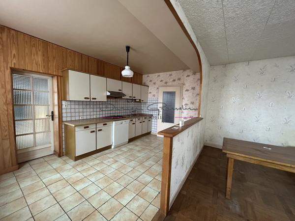Maison élevée sur deux niveaux avec terrain attenant 42590