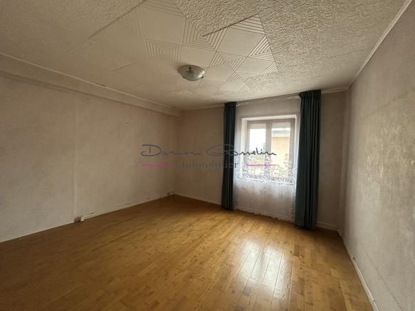 Maison élevée sur deux niveaux avec terrain attenant 42590