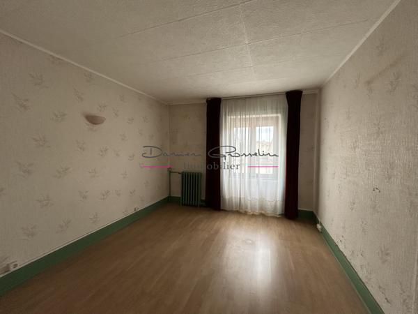 Maison élevée sur deux niveaux avec terrain attenant 42590