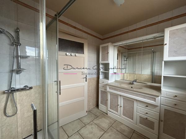 Maison élevée sur deux niveaux avec terrain attenant 42590