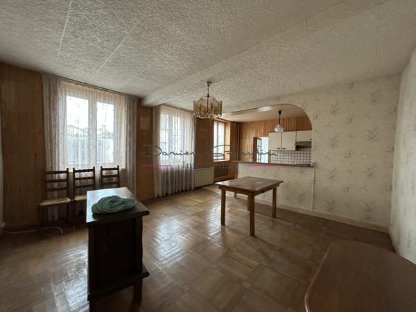 Maison élevée sur deux niveaux avec terrain attenant 42590