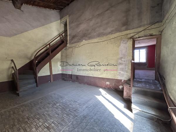 Maison élevée sur deux niveaux avec terrain attenant 42590