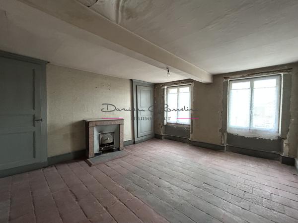 Maison élevée sur deux niveaux avec terrain attenant 42590