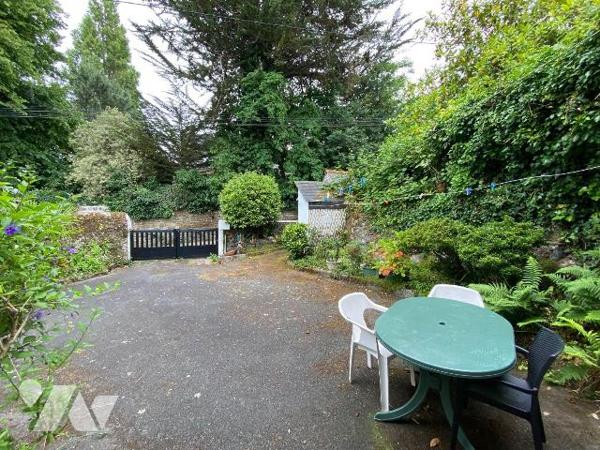 Situation idéale pour cette maison de vacances , située non loin du centre-ville de Saint-Quay-...