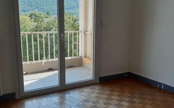 Appartement à louer    4 pièces •  Laragne-Montéglin