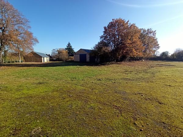 Sur plus de 3 hectares, 400m² de dépendances