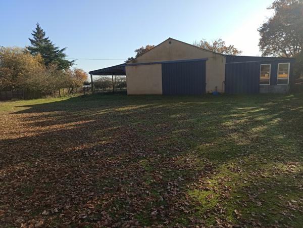 Sur plus de 3 hectares, 400m² de dépendances