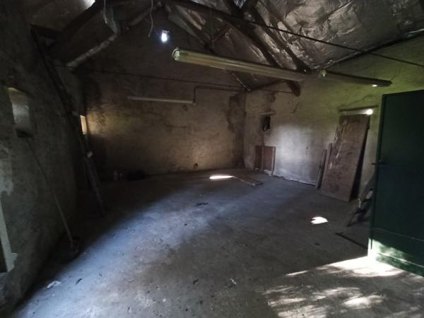 Sur plus de 3 hectares, 400m² de dépendances