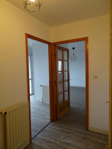 GUIPAVAS bourg T2 avec balcon