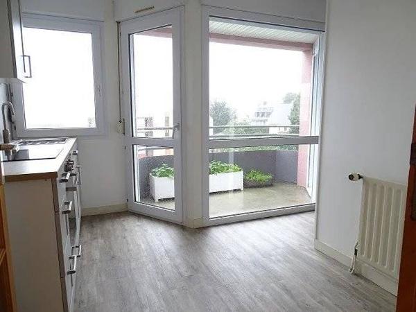 GUIPAVAS bourg T2 avec balcon