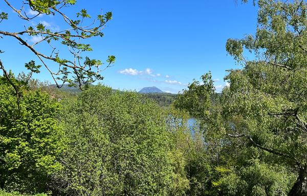 CHALET 4 PERSONNES AU BORD DU LAC D'AYDAT AVEC VUE LAC ET PUY DE DÔME