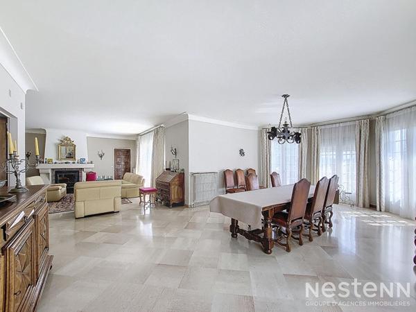 A Vendre Maison de caractère en pierre de 317 m² avec grand garage et jardin arboré à Condom.