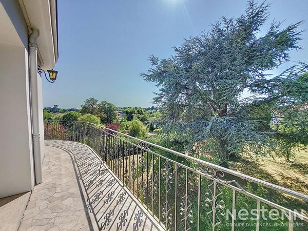 A Vendre Maison de caractère en pierre de 317 m² avec grand garage et jardin arboré à Condom.