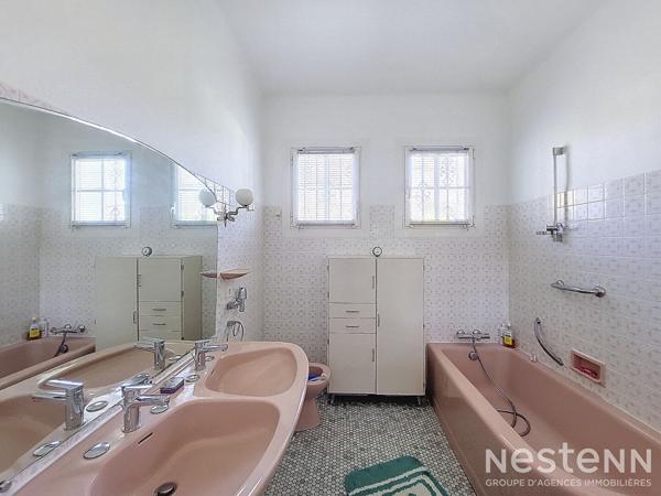 A Vendre Maison de caractère en pierre de 317 m² avec grand garage et jardin arboré à Condom.