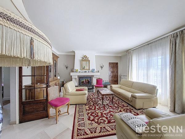 A Vendre Maison de caractère en pierre de 317 m² avec grand garage et jardin arboré à Condom.