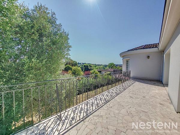A Vendre Maison de caractère en pierre de 317 m² avec grand garage et jardin arboré à Condom.
