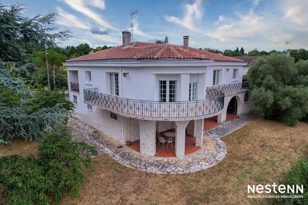 A Vendre Maison de caractère en pierre de 317 m² avec grand garage et jardin arboré à Condom.
