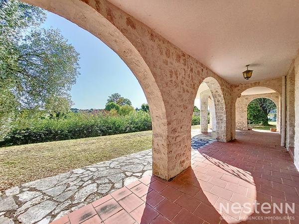 A Vendre Maison de caractère en pierre de 317 m² avec grand garage et jardin arboré à Condom.