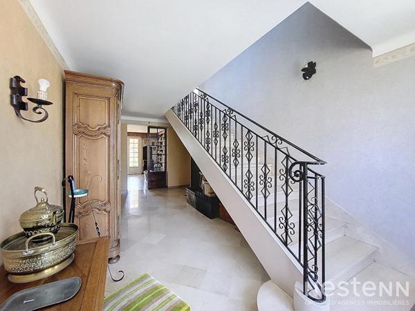 A Vendre Maison de caractère en pierre de 317 m² avec grand garage et jardin arboré à Condom.