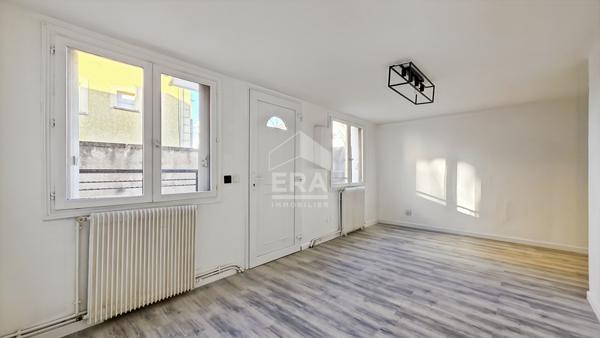 Montreuil BOISSIERE  maison de 2/3 pièces avec cour