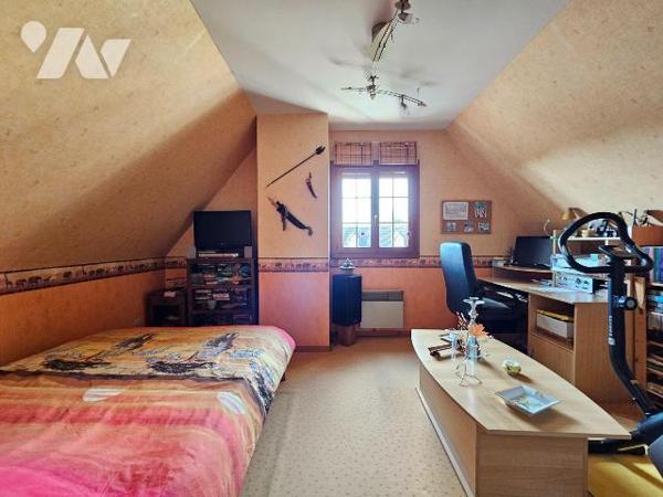 A VENDRE - FRANQUEVILLE SAINT PIERRE - MOINS DE 5 MINUTES  À PIED DES TRANSPORTS 

Maison de ...