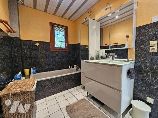 A VENDRE - FRANQUEVILLE SAINT PIERRE - MOINS DE 5 MINUTES  À PIED DES TRANSPORTS 

Maison de ...