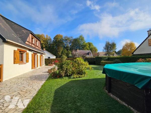 A VENDRE - FRANQUEVILLE SAINT PIERRE - MOINS DE 5 MINUTES  À PIED DES TRANSPORTS 

Maison de ...