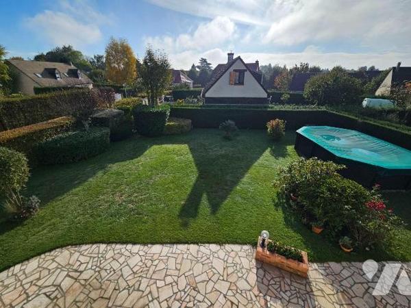 A VENDRE - FRANQUEVILLE SAINT PIERRE - MOINS DE 5 MINUTES  À PIED DES TRANSPORTS 

Maison de ...