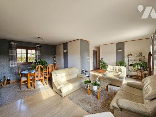 A VENDRE - FRANQUEVILLE SAINT PIERRE - MOINS DE 5 MINUTES  À PIED DES TRANSPORTS 

Maison de ...