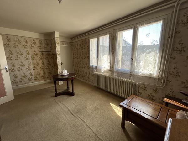 Maison 7 pièces, 180 m² habitables, avec grand grenier aménageable et garage double Lafeuillade-en-Vézie (15130)