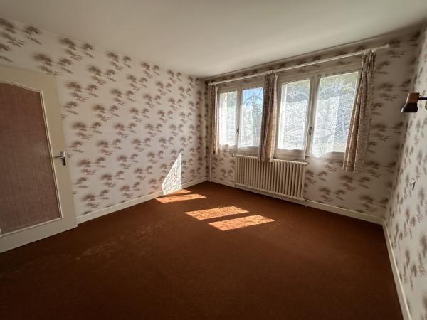 Maison 7 pièces, 180 m² habitables, avec grand grenier aménageable et garage double Lafeuillade-en-Vézie (15130)