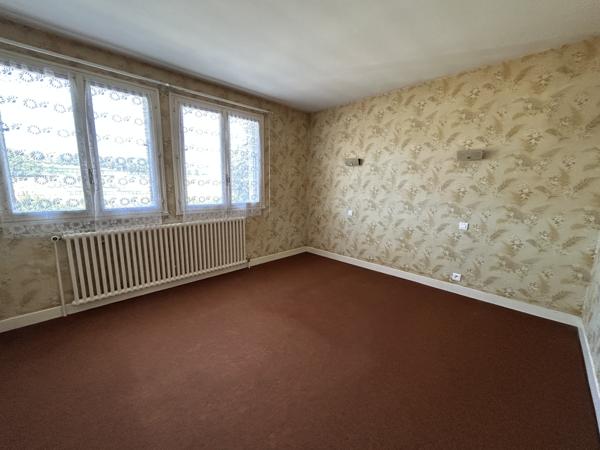 Maison 7 pièces, 180 m² habitables, avec grand grenier aménageable et garage double Lafeuillade-en-Vézie (15130)