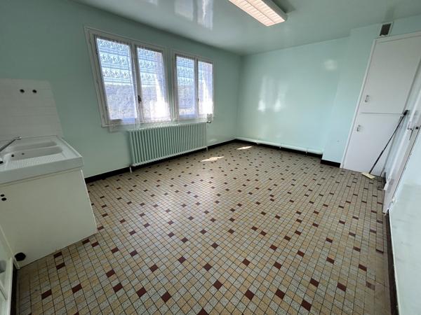 Maison 7 pièces, 180 m² habitables, avec grand grenier aménageable et garage double Lafeuillade-en-Vézie (15130)