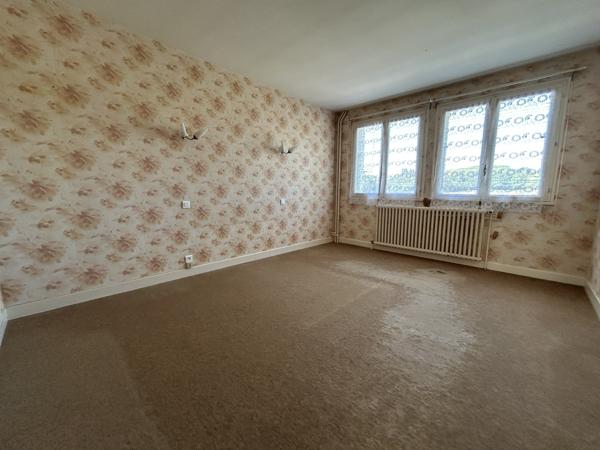 Maison 7 pièces, 180 m² habitables, avec grand grenier aménageable et garage double Lafeuillade-en-Vézie (15130)