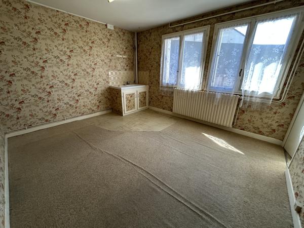 Maison 7 pièces, 180 m² habitables, avec grand grenier aménageable et garage double Lafeuillade-en-Vézie (15130)