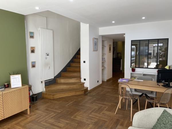 Local Commercial
         5 pièces
        - 145 m²
