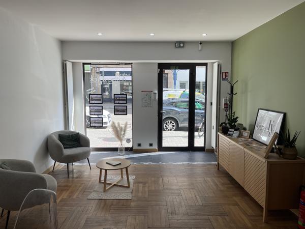 Local Commercial
         5 pièces
        - 145 m²