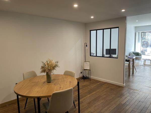 Local Commercial
         5 pièces
        - 145 m²
