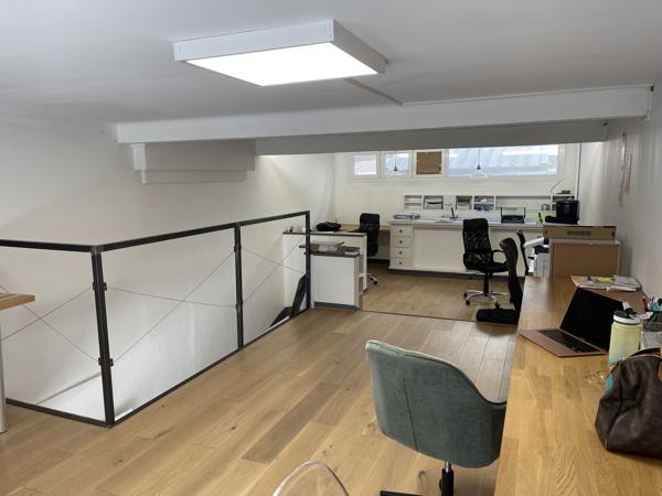 Local Commercial
         5 pièces
        - 145 m²