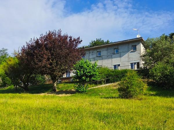 Propriété 190 m2 habitables, 5 chambres sur 2 hectares avec vue imprenable. Piquecos