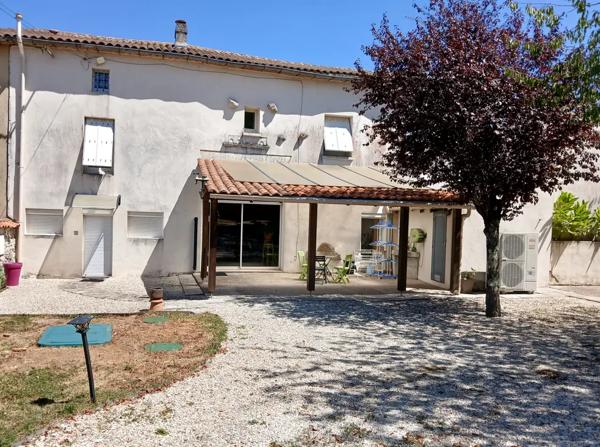 Maison en pierre, volumes généreux et charme à MORNAC
