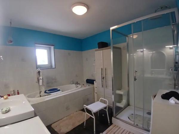 Maison en pierre, volumes généreux et charme à MORNAC