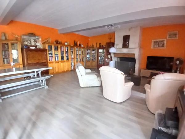 Maison en pierre, volumes généreux et charme à MORNAC