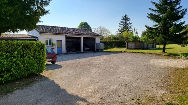 Maison en pierre, volumes généreux et charme à MORNAC