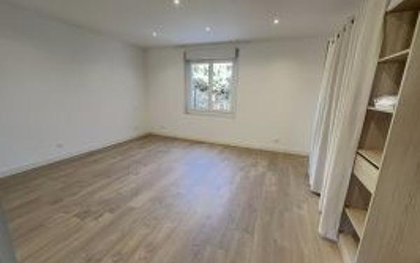 Appartement à louer    3 pièces • 102 m2 Bernis