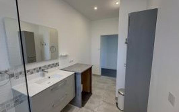 Appartement à louer    3 pièces • 102 m2 Bernis