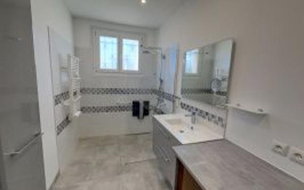 Appartement à louer    3 pièces • 102 m2 Bernis