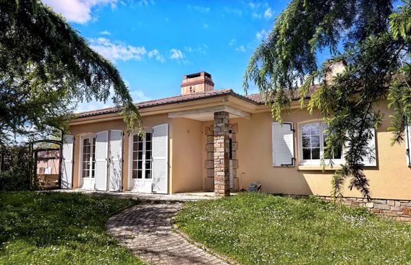 Maison avec piscine couverte, terrain de 2 hectares, centre