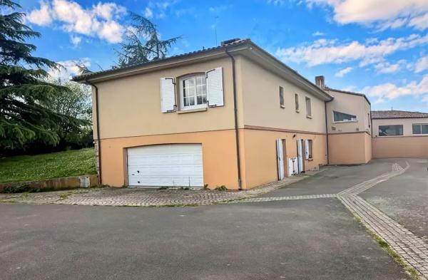 Maison avec piscine couverte, terrain de 2 hectares, centre